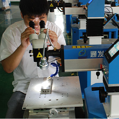 針對稍大模具，可轉向觀察操作