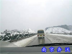2007年公司參加江蘇電力救援車支援湖南郴州?。▓D）